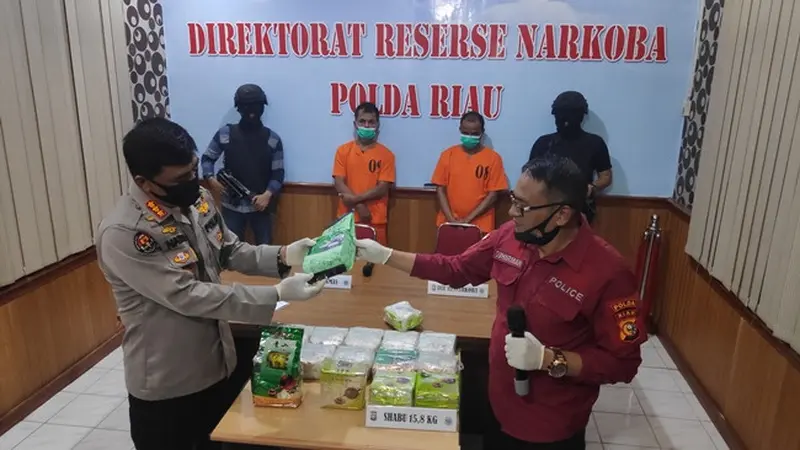 Direktur Reserse Narkoba Polda Riau Komisaris Besar Suhirman memperlihatkan barang bukti sabu yang dibawa dua tersangka dari Pulau Rupat.