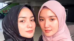 Usai menjalankan ibadah umrah, Citra Kirana dan Erica Putri mantap memutuskan untuk berhijab. Kakak beradik ini pun kerap mengunggah potretnya dalam balutan hijab simple. (Liputan6.com/IG/@ericaputrii)