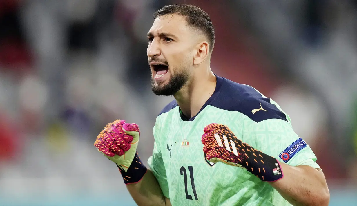 Gianluigi Donnarumma - Kiper berusia 22 tahun ini kembali menunjukkan performa apik di bawah mistar gawang. Ia berhasil membuat dua penyelamatan krusial yang membuat Gli Azzuri berhasil menang atas Belgia di perempat final Euro 2020. (AP/Matthias Schrader, Pool)
