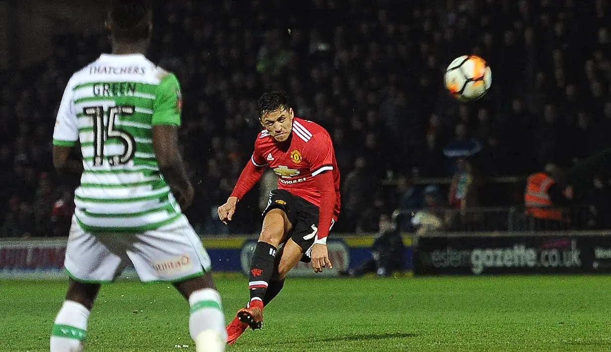 Alexis Sanchez (kanan) melakukan tembakan melewati adangan pemain Yeovil Town pada babak keempat Piala FA di Huish Park, Yeovil, (26/1/ 2018). Setan Merah menang 4-0. (AFP PHOTO / AFP)