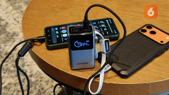 UGreen Nexode Pro 10.000mAh 55W bisa dihubungkan ke beberapa perangkat sekaligus. (Liputan6.com/ Yuslianson)
