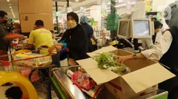 Warga berbelanja untuk kebutuhan bahan pokok akhir tahun di salah satu hypermarket, Jakarta, Sabtu (24/12/2022). Memasuki libur Natal dan Tahun Baru 2023, harga bahan pokok dan kebutuhan lainnya di supermarket masih stabil bahkan terdapat program promo. (merdeka.com/Imam Buhori)