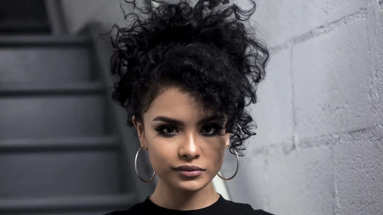 Hanya Perlu 1 Menit Bikin Gaya Rambut Chic untuk Si Curly Hair