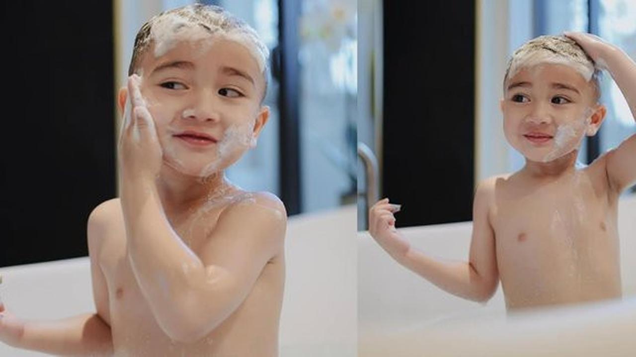 Potret Rayyanza Mandi di Bathtub saat Liburan, Netizen Puji Parasnya Kelewat Ganteng Walau Masih Kecil