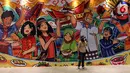 Pengunjung saat berkomunikasi pada pembukaan AEON Mall Tanjung Barat di Jakarta, Kamis (18/11/2021).  AEON MALL Co. membuka gerai mal keempat di Indonesia di atas lahan seluas 93.000 meter yang diisi dengan 180 tenant. (Liputan6.com/Fery Pradolo)