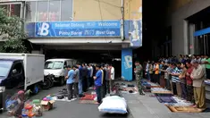 Umat muslim melakukan ibadah salat Jumat di lorong Blok A-B di Tanah Abang, Jakarta, Jumat (19/6/2015). Meskipun beribadah di lorong tempat berjualan, namun tidak menyurutkan niat mereka untuk beribadah di bulan Ramadan. (Liputan6.com/Johan Tallo)