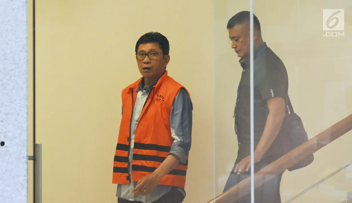 Wali Kota Batu nonaktif, Eddy Rumpoko meninggalkan gedung KPK usai menjalani pemeriksaan, Jakarta, Senin (25/9). Eddy menjalani pemeriksaan perdana sebagai tersangka dugaan suap barang dan jasa di Pemkot Batu 2017. (Liputan6.com/Helmi Fithriansyah)