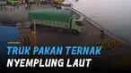 Sebuah truk pakan ternak terjun ke laut di Pelabuhan Merak, Banten.