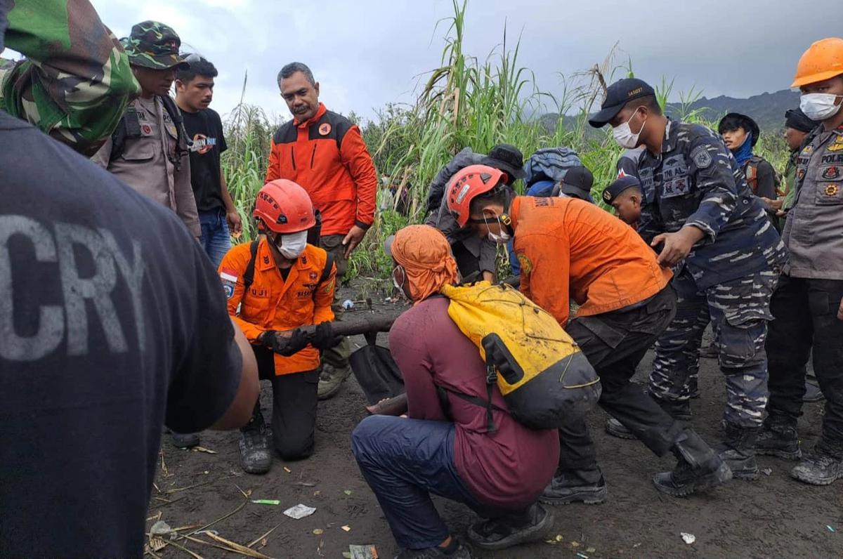 FOTO: Tim SAR Temukan Pendaki Korban Erupsi Gunung Dukono