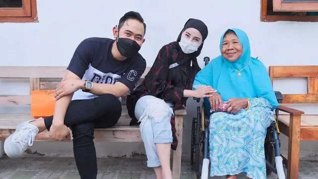 Ditelantarkan ke Panti Jompo, Ini 6 Momen Gilang Widya Crazy Rich Malang Jenguk Ibu Trimah yang Viral