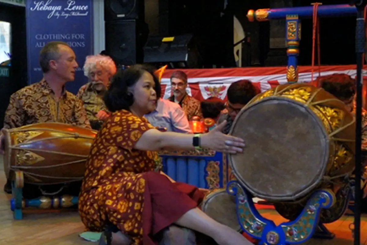 Wakil Dubes RI untuk Inggris Alunkan Gamelan di BIS Gathering 