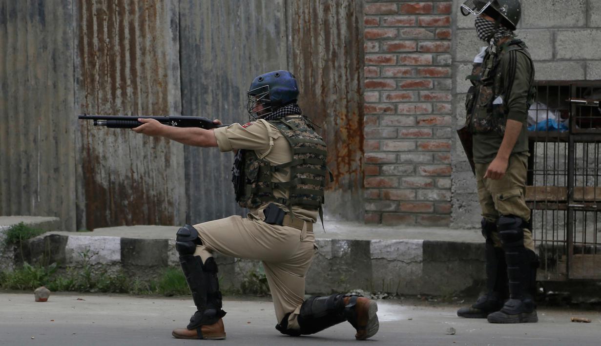 Tentara menembakan senjatanya untuk membubarkan ratusan pengunjuk rasa usai salat Idul Fitri di Srinagar, India (26/6). (AP Photo / Mukhtar Khan)