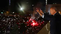 Presiden Turki Recep Tayyip Erdogan menyapa pendukung Partai Keadilan dan Pembangunan (AKP) di Ankara, Turki, Senin (25/6). Presiden Jokowi mengucapkan selamat atas kembali terpilihnya Erdogan sebagai presiden. (Presidency Press Service via AP, Pool)