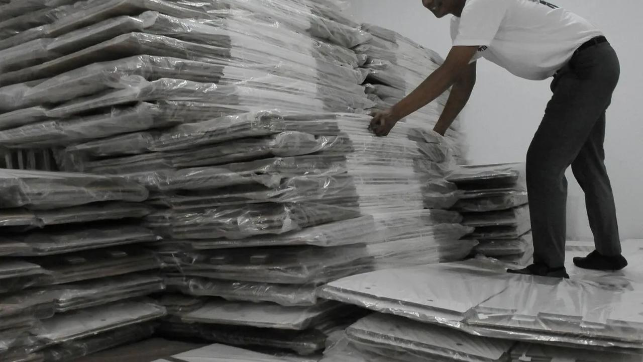 Petugas menyusun kotak suara yang siap untuk didistribusikan ke TPS di gudang logistik KPU Kota Administrasi Jakarta Pusat, di Jakarta,Kamis (2/11/2023).