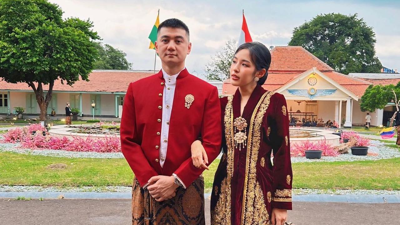 Banyak dari para netizen yang menyampaikan selamat untuk Chef Arnold dan Tiffany Soetanto di momen anniversary pernikahan mereka ke-7.<br>