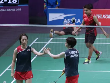 Ganda putri Indonesia, Greysia Polii/Apriyani Rahayu saat melawan pemain Jepang, Yuki Fukushima/Sayaka Hirota pada semifinal Bulutangkis Beregu Putri Asian Games 2018 di Jakarta, Selasa (21/8). (Liputan6.com/Helmi Fithriansyah)