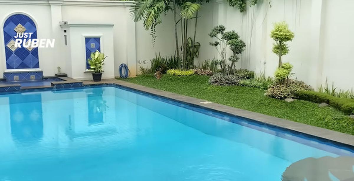 Model Taman di Rumah Ruben Onsu, Asri dengan Kolam Renang Biru