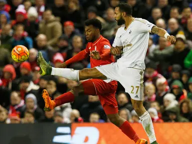 Penyerang Liverpool, Daniel Sturridge (kiri) berebut bola dengan bek Swansea, Kyle Bartley pada lanjutan liga inggris di Stadion Anfield, Inggris (29/11). Liverpool menang atas Swansea dengan skor 1-0. (Reuters/Phil Noble)