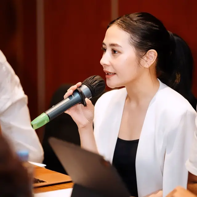 Dari Ketua Pelaksana FFI hingga Wasekjen APJI, 6 Pesona Wanita Karier Prilly Latuconsina Pakai Formal Outfit dan Tas Branded