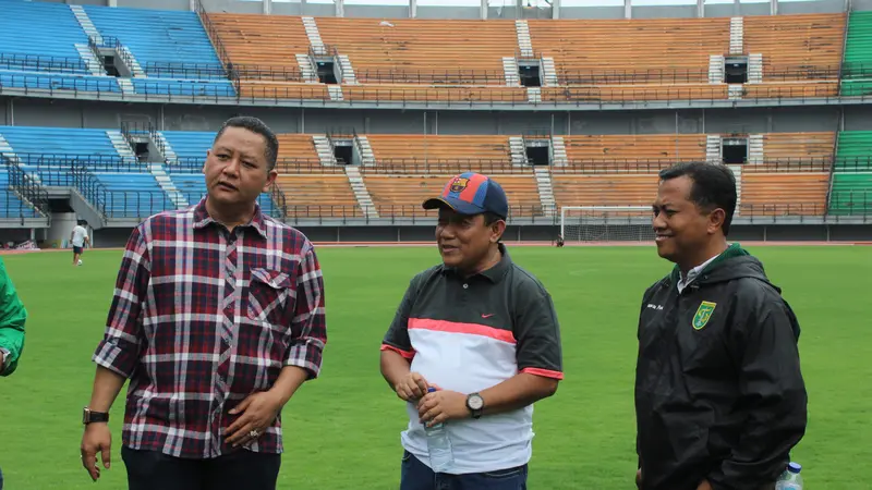 Panitia pelaksana pertandingan Piala Presiden 2018 di Surabaya