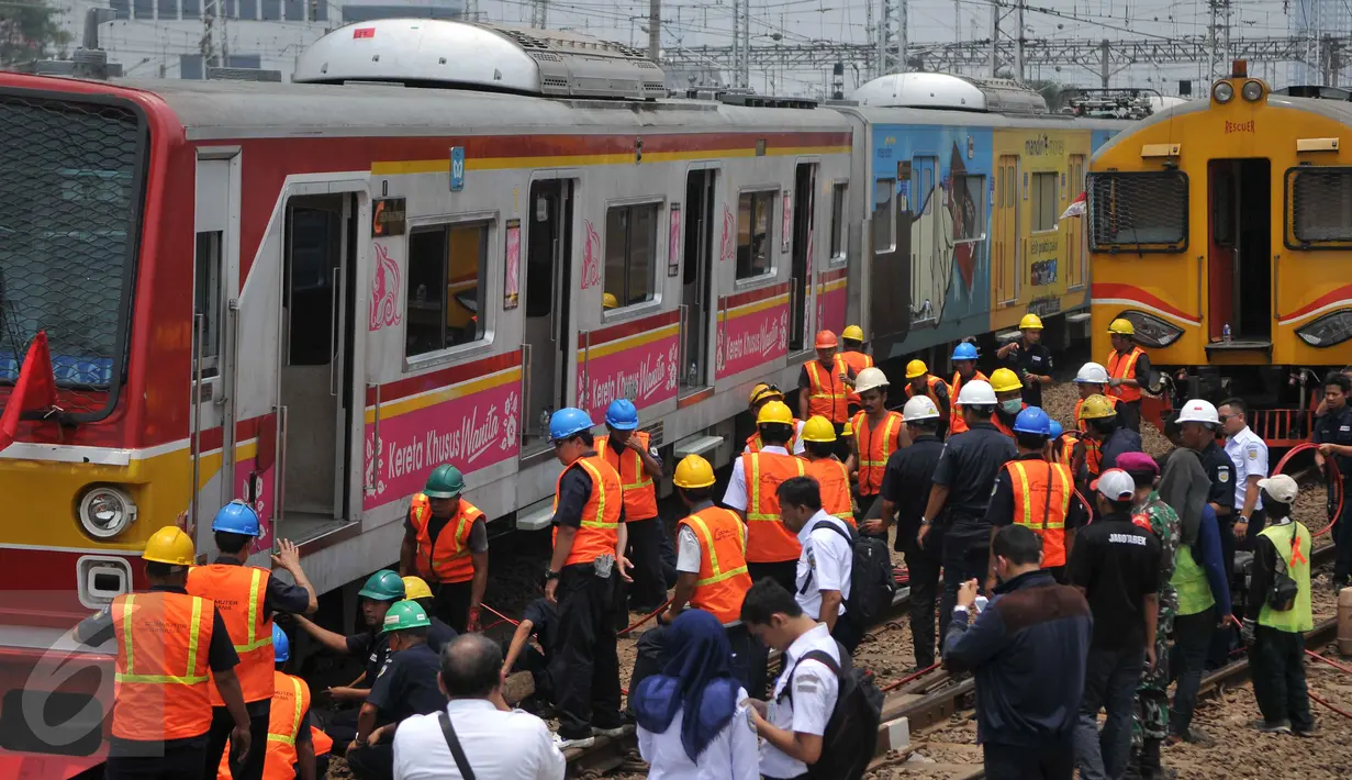 Petugas mengevakuasi gerbong kereta yang anjlok di jalur kereta api manggarai, Jakarta, Selasa (27/10/2015). Belum diketahui sebab Kereta anjlok tersebut. (Liputan6.com/Gempur M Surya). (Liputan6.com/Gempur M Surya)