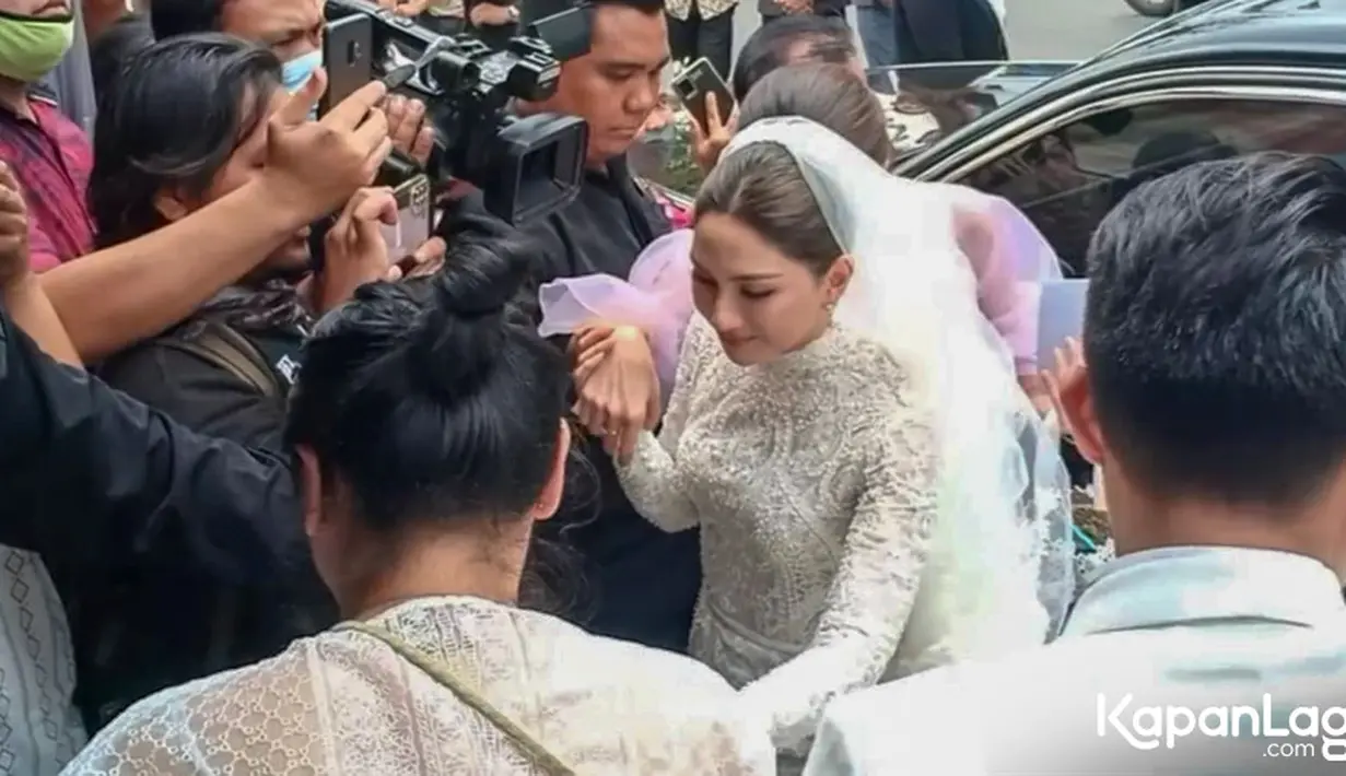 Jessica tampil cantik memesona dengan balutan busana putih lengkap dengan veil putih. [Foto: Muhammad Akrom Sukarya/© KapanLagi.com]