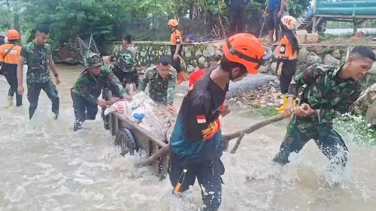 Kodam Jaya Sebar Pasukan Bantu Warga Terdampak Banjir di Jakarta dan Bekasi