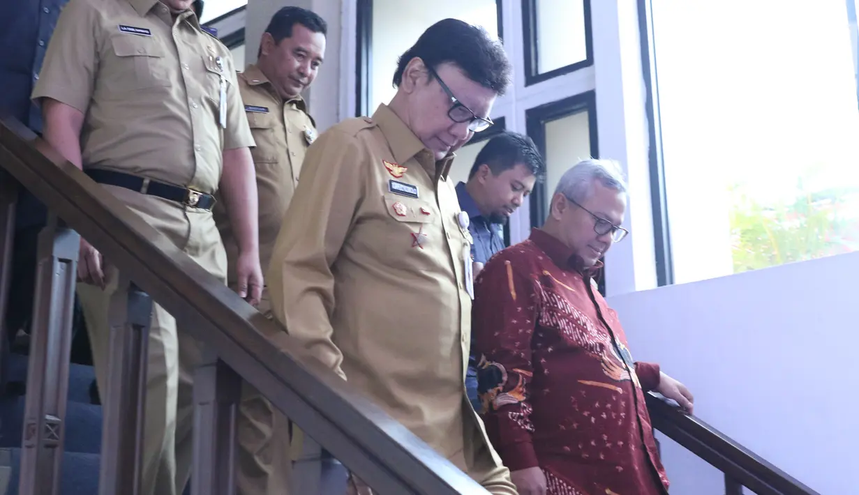 Mendagri, Tjahjo Kumolo bersama Ketua KPU, Arief Budiman usai meninjau ruang pendaftaran bakal capres/cawapres Pemilu 2019 di Gedung KPU Pusat, Jakarta, Senin (6/8). Pendaftaran akan ditutup 10 Agustus mendatang. (Liputan6.com/Helmi Fithriansyah)