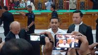 Majelis Hakim menjatuhkan vonis bebas kepada Amsal Christy Sitepu, terdakwa dalam kasus dugaan korupsi pengadaan video profil desa di Kabupaten Karo, Rabu (1/4/2026). (Liputan6.com/ Reza Efendi)