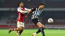 Striker Newcastle United, Joelinton (kanan) menguasai bola dibawah tekanan gelandang Arsenal, Reiss Nelson dalam laga babak ke-3 Piala FA 2020/21 di Emirates Stadium, Sabtu (9/1/2021). Newcastle United kalah 0-2 dari Arsenal melalui extra time. (AFP/Glyn Kirk/Pool)