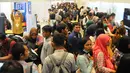 Pencari kerja memadati tempat berlangsungnya Talent Fest dan Bursa Kerja Nasional 2019 di JI-EXPO Kemayoran, Jumat (23/2). Tersedia 18.148 lowongan pekerjaan yang meliputi 1.242 jabatan dari 157 perusahaan di berbagai sektor. (Liputan6.com/Angga Yuniar)