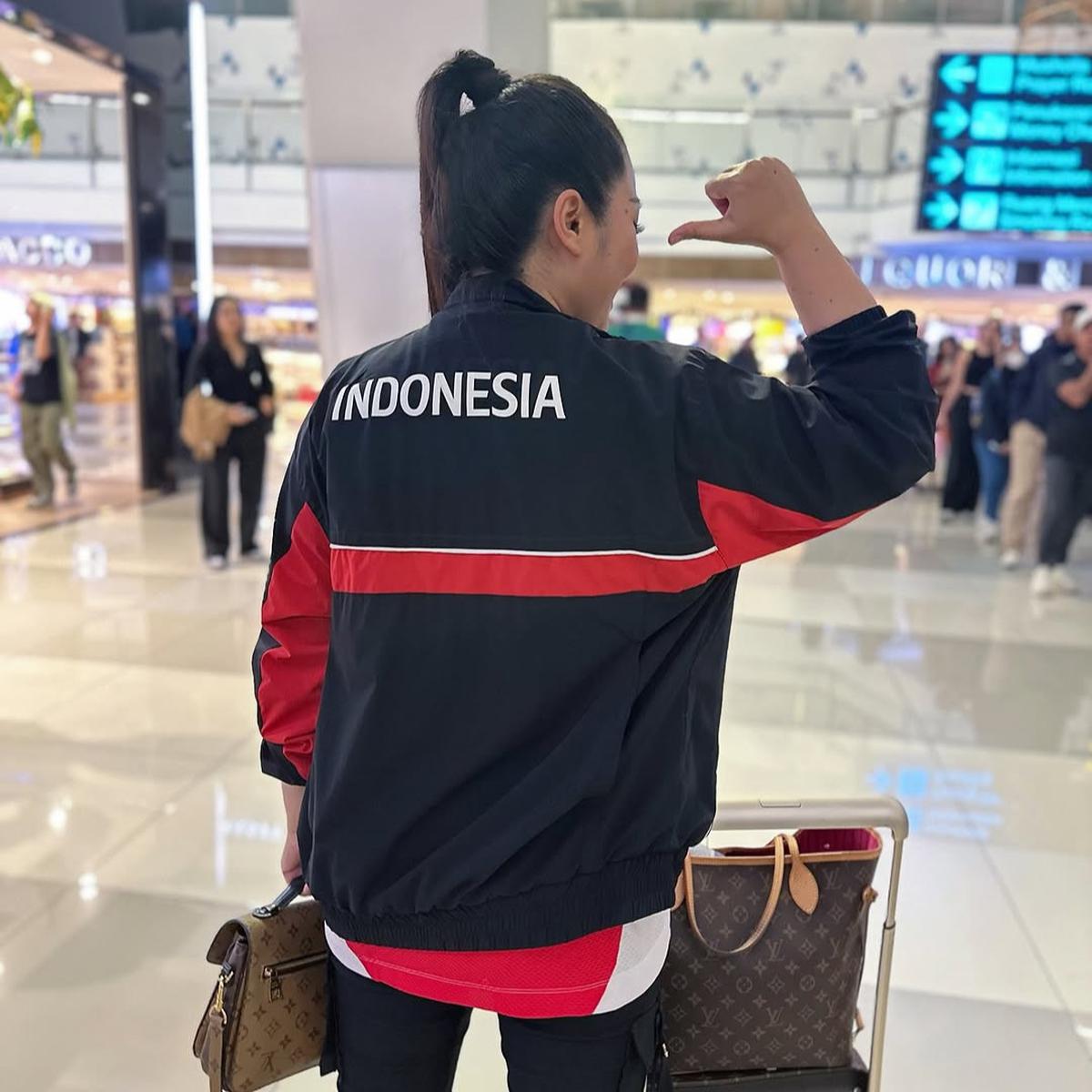 5 Potret Fitri Carlina Bertolak ke Sydney Demi Totalitas Dukung Timnas Indonesia