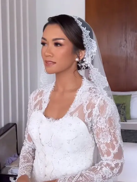 Aura pengantinnya pun semakin terpancar saat mengenakan kebaya akad dengan warna putih berdetail embroidery. Kebaya tersebut hasil rancangan Anaz. Gaya Rambutnya pun cukup sederhana dengan sanggul minimalis, dilengkapi aksesori dan veil berbordir. @stefanylayata