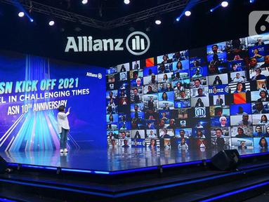 Chief Agency Officer Allianz Life Indonesia Ginawati Djuandi menyapa para agen pada Allianz Star Network (ASN) Kick Off 2021 dan 10th Anniversary yang diikuti oleh 12.000 mitra bisnis secara virtual di Jakarta, Minggu (17/01/2021). (Liputan6.com/Pool)
