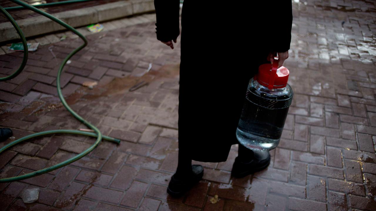 Mencari Mata Air untuk Membuat Matza, Roti Tak Beragi Untuk Paskah
