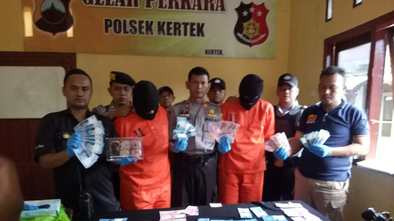 Kepolisian Sektor Kertek, Wonosobo menangkap dua pelaku peredaran uang palsu dan menyita barang bukti uang palsu sejumlah 37.400.000. (Foto: Liputan6.com/Istimewa/Muhamad Ridlo)