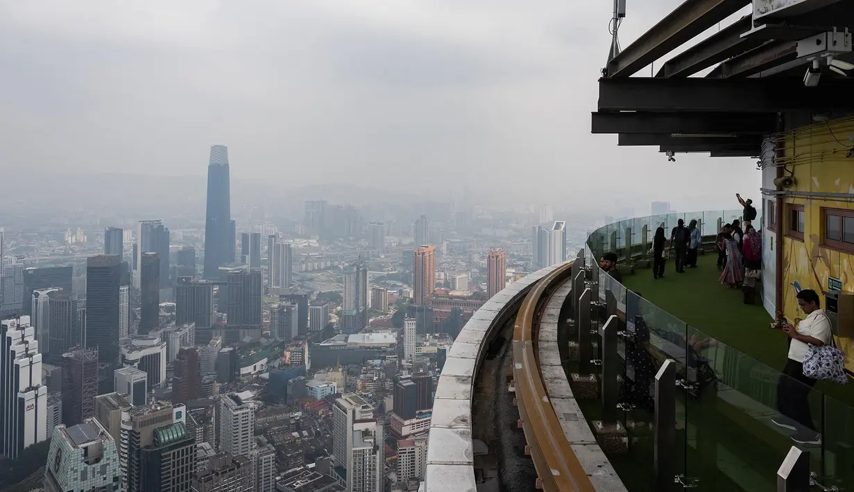 Pengunjung mengambil foto dari Menara KL saat kota Kuala Lumpur diselimuti kabut asap,  Selasa, 11 Agustus 2026/ (AFP/ Mohd Rasfan).