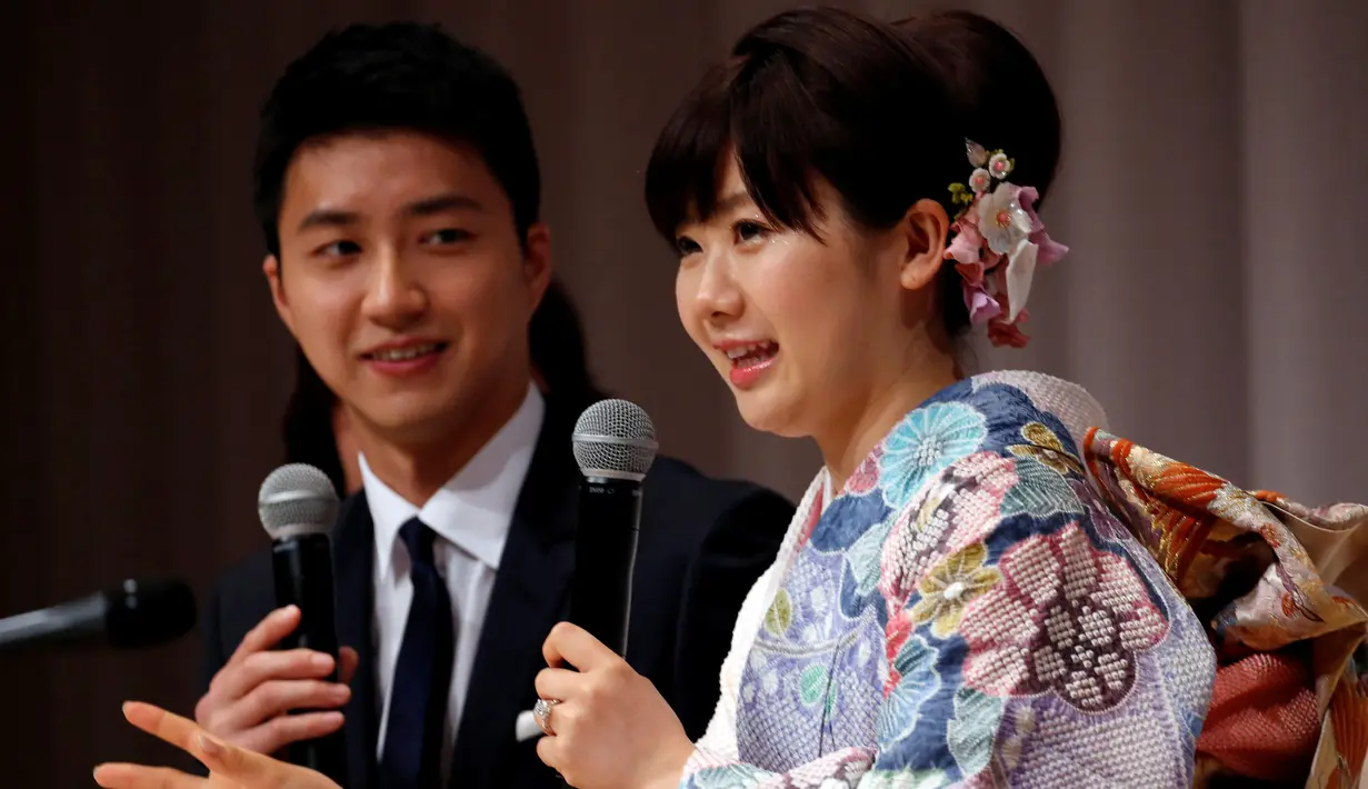 Ai Fukuhara dan suaminya Chiang Hung-chieh mengumumkan pernikahan saat jumpa pers di Tokyo, Jepang, (21/9). Ai Fukuhara dan Chiang Hung-chieh bertemu saat berlaga di Olimpiade Rio 2016. (REUTERS/Toru Hanai)
