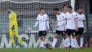 Gianluigi Donnarumma (kiri) dan rekan-rekannya tertunduk lesu usai Verona membobol gawangnya pada lanjutan Liga Italia di stadion Bentegodi, Italia, (17/12). Milan takluk 3-0 atas Verona. (Simone Venezia/ANSA via AP)