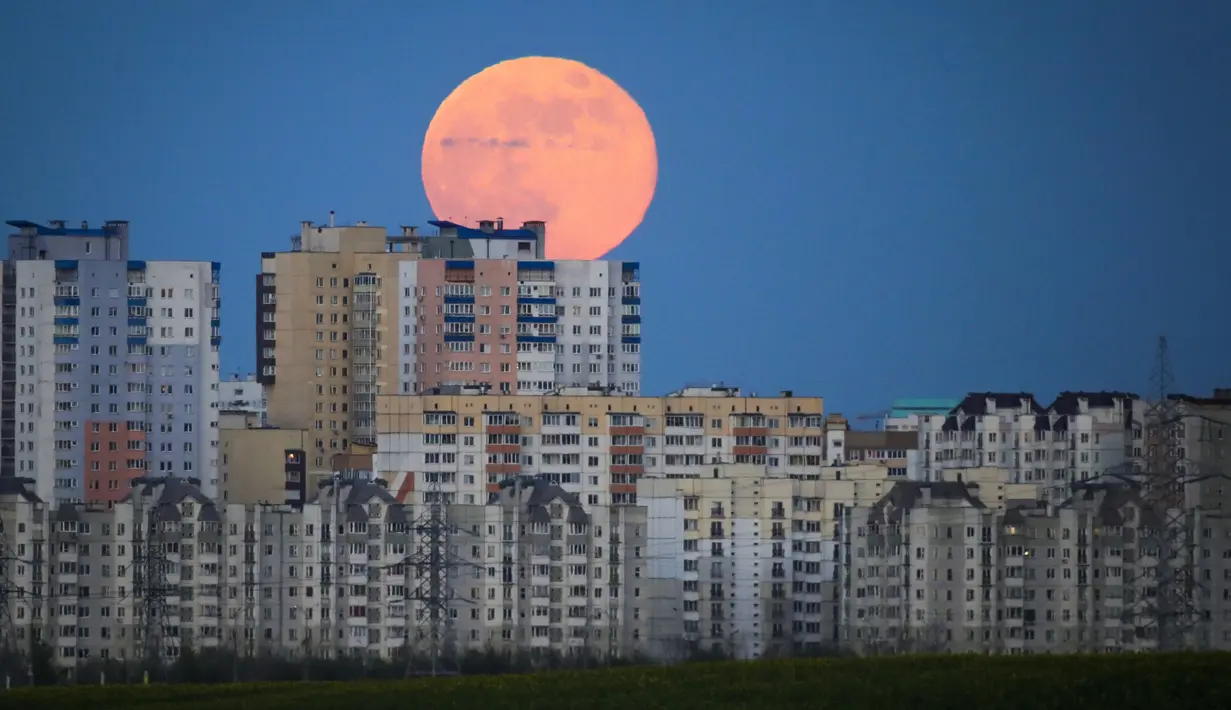 Bulan purnama terlihat di atas apartemen di Minsk, Belarus, Kamis (7/5/2020). Fenomena supermoon atau di belahan Bumi lain disebut flower moon ini merupakan yang terakhir di tahun 2020. (AP Photo/Sergei Grits)