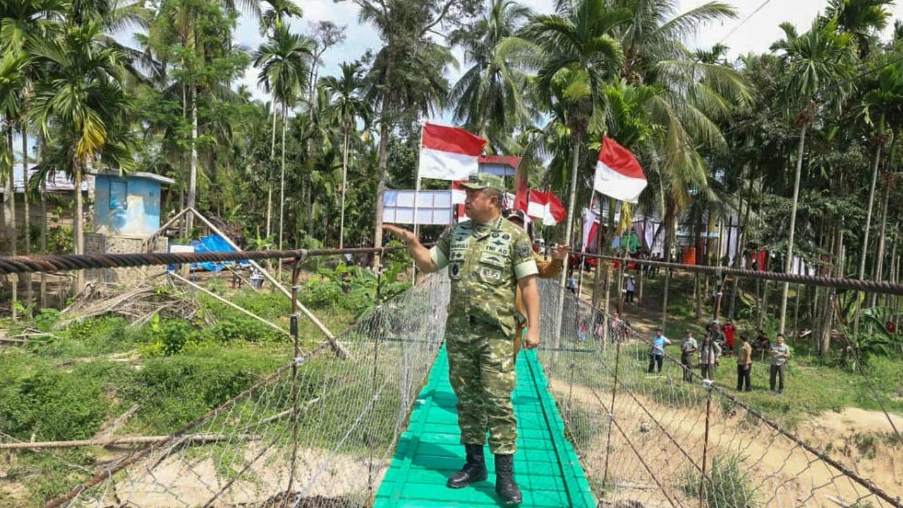 FOTO: Kasad Resmikan Jembatan Gantung Garuda di Aceh