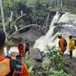 Personel Pos SAR Luwuk saat berupaya mencari remaja yang hilang di objek wisata air terjun di Kabupaten Tojo Una-una, Jumat (10/7/2020). (Foto: Basarnas Palu).