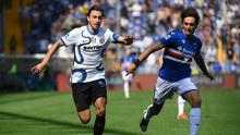 Pemain Inter Milan, Matteo Darmian, membawa bola dibayangi oleh pemain Sampdoria, Tommaso Augello, dalam laga giornata ketiga Serie A Liga Italia di Stadio Luigi Ferraris, Minggu (12/9/2021). Pertandingan tersebut berakhir imbang 2-2. (Marco BERTORELLO / AFP)