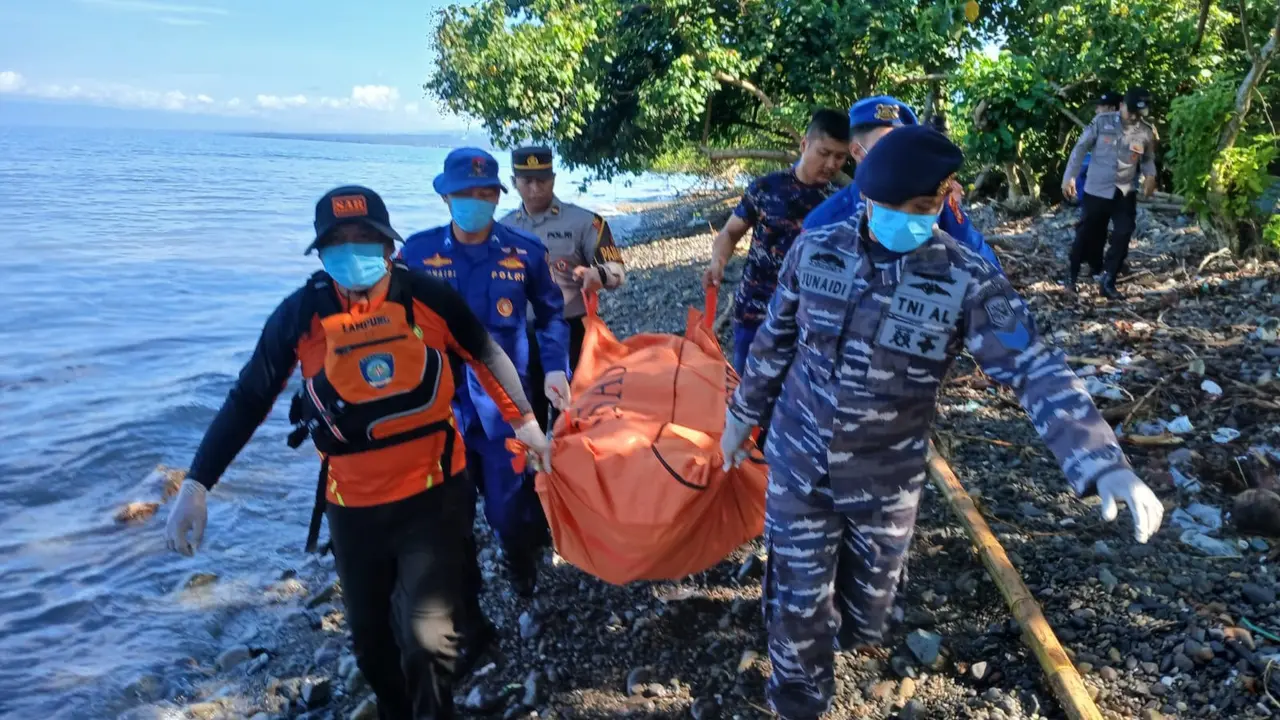 Proses evakuasi jasad pemancing yang tewas usai terseret arus di Tanggamus, Lampung. (Dok. Istimewa).