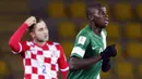 Pemain Nigeria, Victor Osimhen (kanan) melakukan selebrasi setelah mencetak gol ke gawang Kroasia pada laga Piala Dunia U-17 2015 di Coquimbo, Chile, 23 Oktober 2015. (AFP/Photosport/Andres Pina)