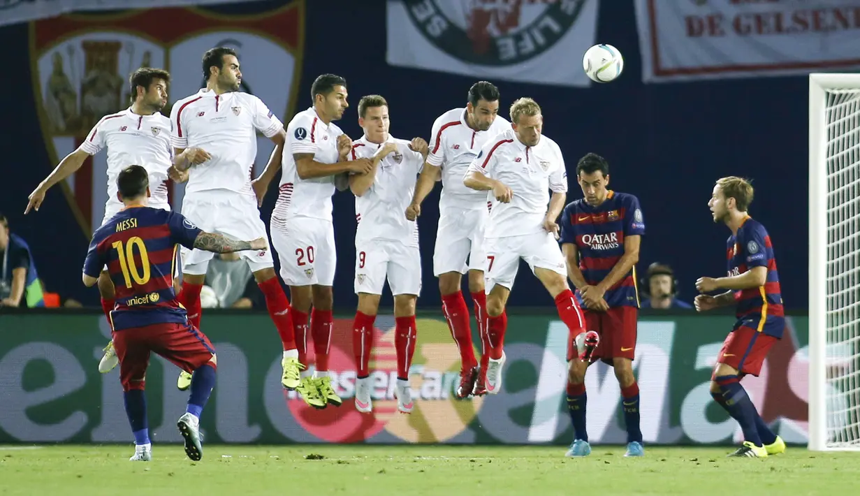 Penyerang Barcelona, Lionel Messi saat melakukan tendangan bebas pada pertandingan Piala Super Eropa 2015 di Stadion Boris Paichadze, Tbilisi, Georgia, (12/8/2015). Barcelona menang atas Sevilla dengan skor 5-4. (REUTERS/David Mdzinarishvili)