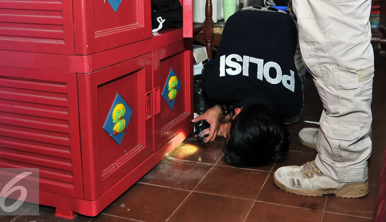 Sat Reskrim Polres Metro Jakarta Timur melakukan penggeledahan dan mencari barang bukti di sebuah rumah di kampung Berlan, Jakarta, Kamis (21/1). 7 orang tersangka diamankan akibat pengeroyokan polisi beberapa waktu lalu. (Liputan6.com/Yoppy Renato)