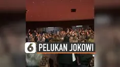 Presiden Joko Widodo berpelukan dengan ketua umum partai Nasdem Surya Paloh pada acara ulang tahun ke-8
partai Nasdem di JI Expo Kemayoran, Jakarta Pusat, Senin (11/11).