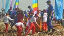 Sejumlah pelajar dan petugas melakukan aksi bersih-bersih di Pantai Cipta Semarang, Kamis (21/2). Aksi ini merupakan bagian dari Hari Peduli Sampah Nasional dan mengumpulkan sampah hingga dua truk. (Liputan6.com/Gholib)