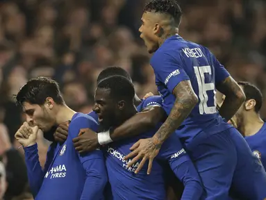 Para pemain Chelsea merayakan gol Alvaro Morata (kiri) saat melawan Bournemouth pada laga perempatfinal Piala Liga Inggris di Stamford Bridge stadium, London, (20/12/2017). Chelsea menang 2-1.  (AP/Alastair Grant)